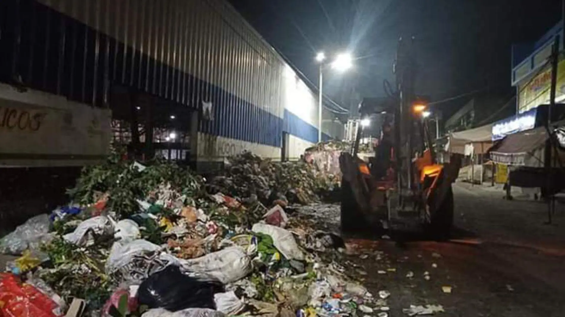 El mercado de La Purísima prácticamente se ha convertido en un 'patio de maniobras' para la basura